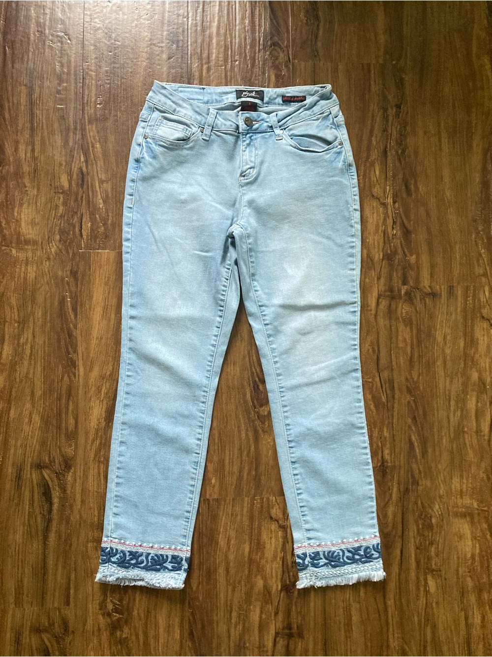 Earl Jeans Light Blue Cropped Jeans with Embroidered Ankles Women’s Size 6